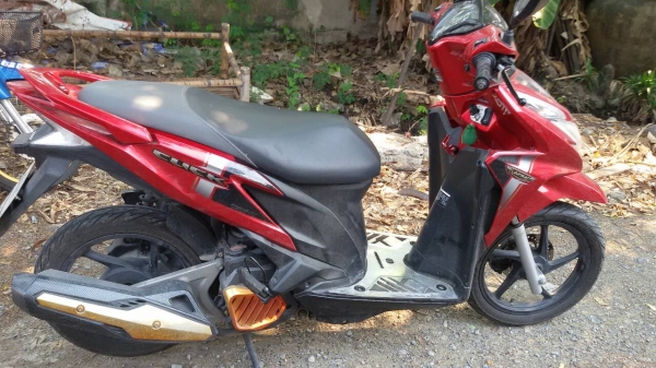 ขาย HONDA CLICK 125 i I-Dling Stop ล้อแม็ก ปี 58 เดือนกุมภาพันธ์ (ก่อนไฟ LED) เครื่องดีเดิมๆ วิ่งน้อย ภายนอกชุดสีดี มีแคร้งสายพานลอกๆ โดนฉี่สุนัข เล่มพร้อมโอน