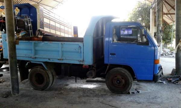 ขายรถบรรทุกหกล้อดัมพ์ Isuzu เครื่อง 110 แรง ยังไม่ลงเล่มชุดโอนพร้อม เครื่องดี