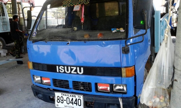 ขายรถบรรทุกหกล้อดัมพ์ Isuzu เครื่อง 110 แรง ยังไม่ลงเล่มชุดโอนพร้อม เครื่องดี