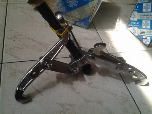 ขายสามขาถอดลูกปืนเก่าเก็บ ขนาด4"TAPARIA Made in India.DROPFORGETSTEEL.