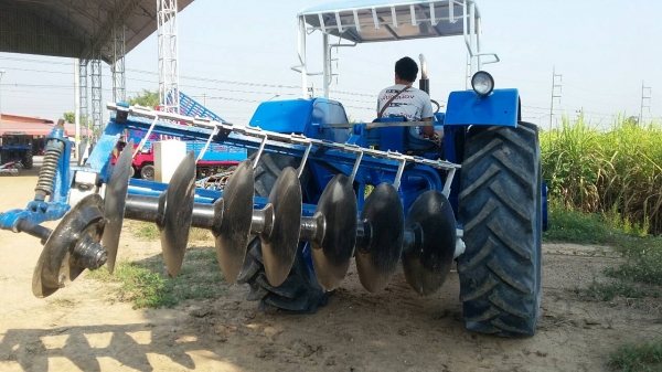 ขายรถไถฟอร์ด77 เครื่องสี่สูบ สวยๆ พร้อมไช้งาน  ขายใน 295000บาท ทะเบียนพร้อม รถอยู่วังบัว คลองขลุง กำแพงเพชร    สนใจสอบุถามได้ที่081 3655997 อำพร  พาเจริญ  ราคาต่อรองได้อีกนะครับ