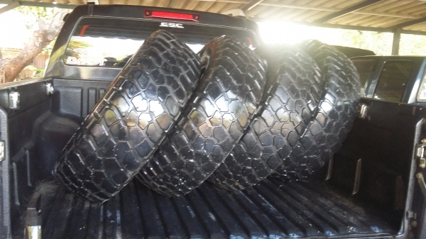 ขายยาง BF Goorich KM2 265/75R16 ติดต่อ กมล 085-4049452