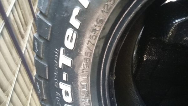 ขายยาง BF Goorich KM2 265/75R16 ติดต่อ กมล 085-4049452