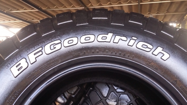 ขายยาง BF Goorich KM2 265/75R16 ติดต่อ กมล 085-4049452