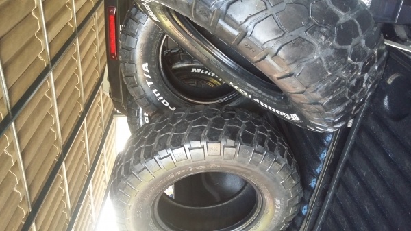 ขายยาง BF Goorich KM2 265/75R16 ติดต่อ กมล 085-4049452