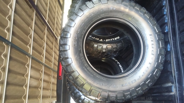 ขายยาง BF Goorich KM2 265/75R16 ติดต่อ กมล 085-4049452