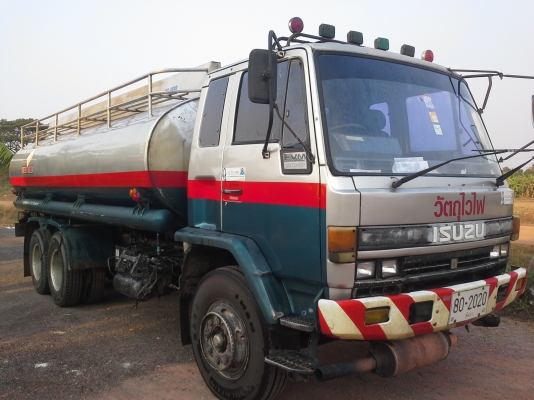 ISUZU 10ล้อ เพลาเดียว ถังน้ำมัน เครื่อง195แรง สภาพสวย ยางดี 10เส้น  เครื่องดี ครัทซีสวย ขาย 850,000 บาท ศุภากร  081-1903107 ,081-4252943