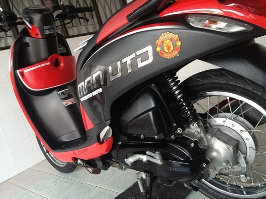 Scoopy-i ลายMan U เจ้าของขายเอง ดูแลอย่างลูก วิ่ง9000 ปี56 (ของแถม 4 รายการ) Scoopy-i ลายMan U เจ้าของขายเอง ดูแลอย่างลูก วิ่ง9000 ปี56 (ของแถม 4 รายการ)