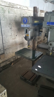 สว่านแท่น Clausing ของอเมริกา ตัวใหญ่สูง 2 ม. หน้าโต็ะกว้างมากมีร่องตัว T ไว้จับยึดชิ้นงาน ใช้ไฟ 220 V.