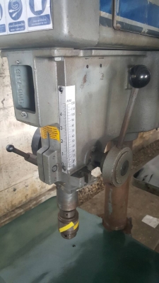 สว่านแท่น Clausing ของอเมริกา ตัวใหญ่สูง 2 ม. หน้าโต็ะกว้างมากมีร่องตัว T ไว้จับยึดชิ้นงาน ใช้ไฟ 220 V.