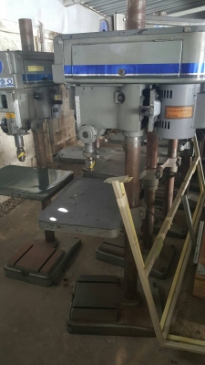 สว่านแท่น Clausing ของอเมริกา ตัวใหญ่สูง 2 ม. หน้าโต็ะกว้างมากมีร่องตัว T ไว้จับยึดชิ้นงาน ใช้ไฟ 220 V.