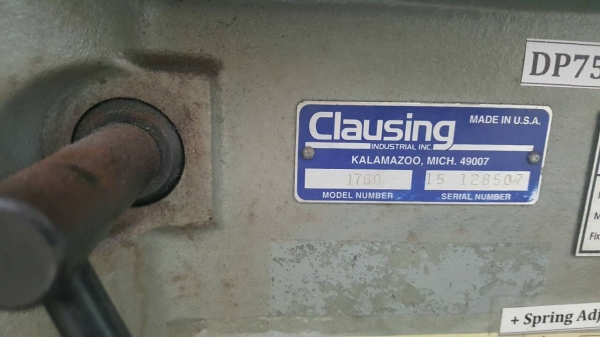 สว่านแท่น Clausing ของอเมริกา ตัวใหญ่สูง 2 ม. หน้าโต็ะกว้างมากมีร่องตัว T ไว้จับยึดชิ้นงาน ใช้ไฟ 220 V.