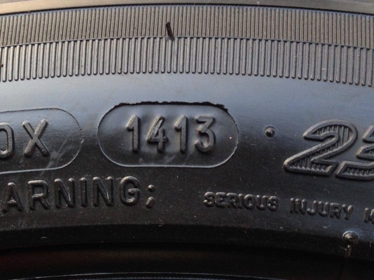 ยาง MICHELIN 235-45-18 ปี 13 ครบชุด 4 เส้น 5000  ไม่ควรพลาดสภาพสวยๆยางนิ่มๆไม่มีปะไม่บวมดอกยางเหลือเยอะเอาไปวิ่งกันใด้อีกยาวค่ะ