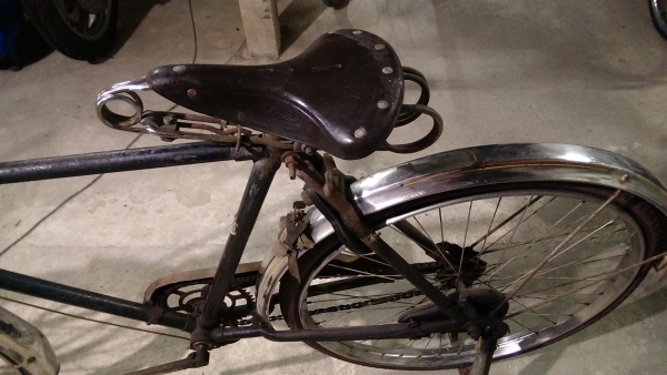 จักรยานโบราณเดิมๆแห้งๆเก่าเก็บครับ