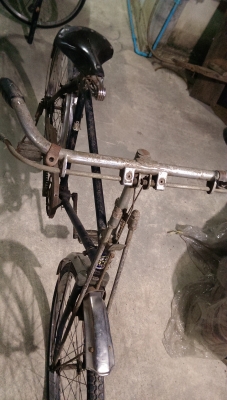 จักรยานโบราณเดิมๆแห้งๆเก่าเก็บครับ