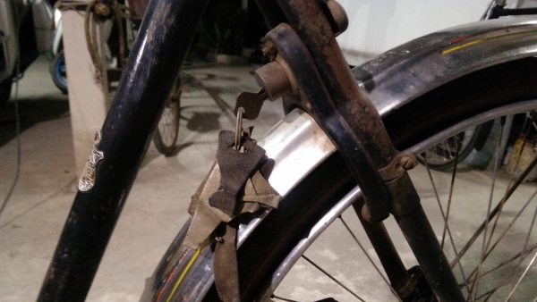 จักรยานโบราณเดิมๆแห้งๆเก่าเก็บครับ