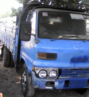 ISUZU ELF 74 แรง รถบรรทุกหกล้อ กระบะเหล็กความยาว 4.30 เมตรสภาพดีพร้อมใช้งานได้เลยครับ เครื่องยนต์แรงดีไม่แตกเยิ้ม ภายในเก๋งคอนโซลครบพร้อม พวงมาลัยธรรมดา เบาะไม่ขาด พื้นเก๋งไม่ผุ ช่วงล่างคัชซีไม่มีบวม ยาง 7.50 ขอบ 16 สภาพดีประมาณ 60\% เอกสารทะเบียนชุดโอนครบ