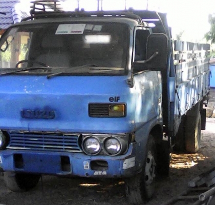 ISUZU ELF 74 แรง รถบรรทุกหกล้อ กระบะเหล็กความยาว 4.30 เมตรสภาพดีพร้อมใช้งานได้เลยครับ เครื่องยนต์แรงดีไม่แตกเยิ้ม ภายในเก๋งคอนโซลครบพร้อม พวงมาลัยธรรมดา เบาะไม่ขาด พื้นเก๋งไม่ผุ ช่วงล่างคัชซีไม่มีบวม ยาง 7.50 ขอบ 16 สภาพดีประมาณ 60\% เอกสารทะเบียนชุดโอนครบ
