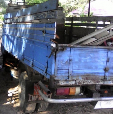 ISUZU ELF 74 แรง รถบรรทุกหกล้อ กระบะเหล็กความยาว 4.30 เมตรสภาพดีพร้อมใช้งานได้เลยครับ เครื่องยนต์แรงดีไม่แตกเยิ้ม ภายในเก๋งคอนโซลครบพร้อม พวงมาลัยธรรมดา เบาะไม่ขาด พื้นเก๋งไม่ผุ ช่วงล่างคัชซีไม่มีบวม ยาง 7.50 ขอบ 16 สภาพดีประมาณ 60\% เอกสารทะเบียนชุดโอนครบ