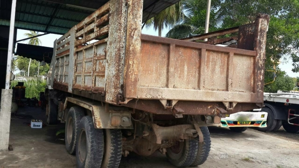 รถนิสสัน 10 ล้อดั้ม UD  230 แรงม้า. ปี 33.   สนใจติดต่อ  081 - 6079515