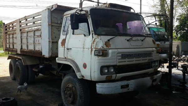 รถนิสสัน 10 ล้อดั้ม UD  230 แรงม้า. ปี 33.   สนใจติดต่อ  081 - 6079515