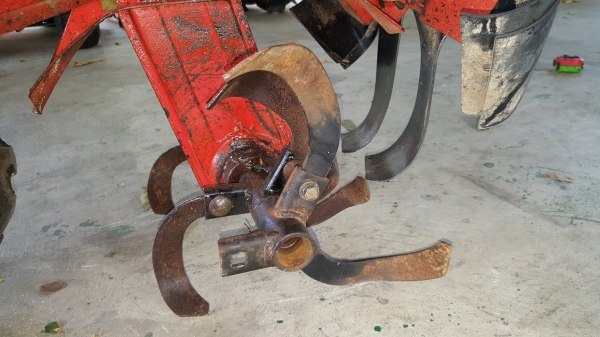 รถพรวนดิน สาดออกข้าง ล้อเดี่ยว รถพรวนดิน สาดออกข้าง ล้อเดี่ยว