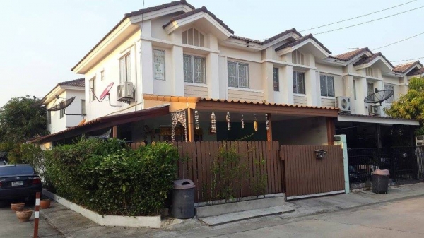 ขายทาวน์เฮ้าส์หลังมุม หมู่บ้านพฤกษา 51 ถนนฉลองกรุง เนื้อที่ 28 ตร.ว. ต่อเติมเต็ม