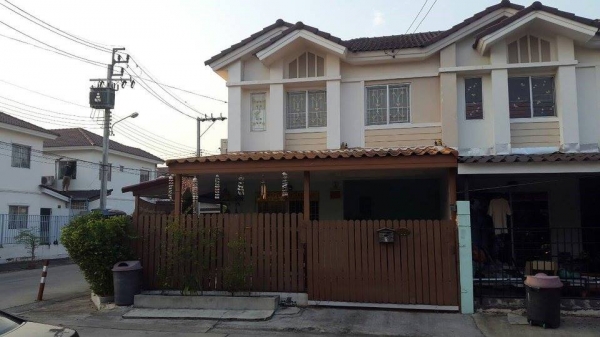 ขายทาวน์เฮ้าส์หลังมุม หมู่บ้านพฤกษา 51 ถนนฉลองกรุง เนื้อที่ 28 ตร.ว. ต่อเติมเต็ม