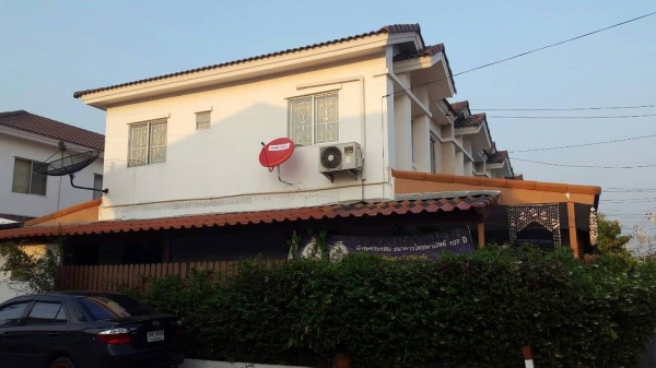 ขายทาวน์เฮ้าส์หลังมุม หมู่บ้านพฤกษา 51 ถนนฉลองกรุง เนื้อที่ 28 ตร.ว. ต่อเติมเต็ม