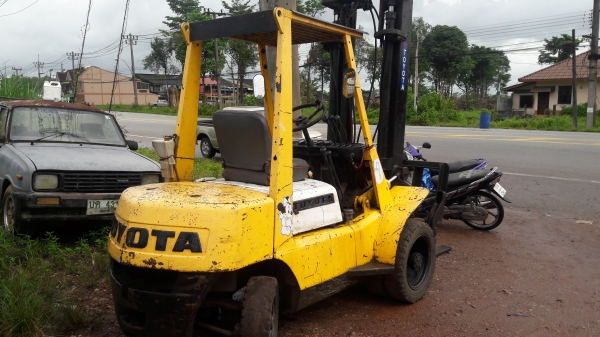 Toyota 2FD25 เครื่องโตโยต้าเดิมๆ ดีเซล เสาสูง 4 เมตร ยกได้ 2.5 ตัน ล้อคู่ จ.นราธิวาส Toyota 2FD25 เครื่องโตโยต้าเดิมๆ ดีเซล เสาสูง 4 เมตร ยกได้ 2.5 ตัน ล้อคู่ จ.นราธิวาส