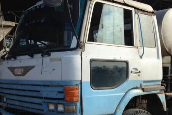 HINO ZM 260 HP EK100 รถโม่ปูน สิบล้อ 2 เพลา โม่ปูน 6 คิวสภาพดีพร้อมใช้งานได้เลยครับ เครื่องยนต์แรงดีเดิมๆภายในเก๋งคอนโซลสวยครบ พวงมาลัยเพาเวอร์ ระบบเบรคทริ๊ปฟี้ ช่วงล่างแน่น คัชซีใหญ่สวยไม่มีแตกบวม ยางสภาพดี 10 เส้นประมาณ 70\% พร้อมใช้งาน เอกสารทะเบียนชุดโ