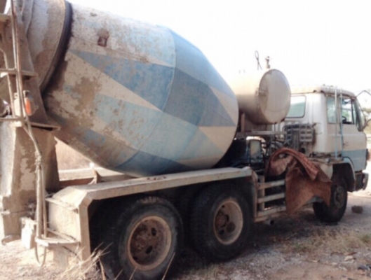 HINO ZM 260 HP EK100 รถโม่ปูน สิบล้อ 2 เพลา โม่ปูน 6 คิวสภาพดีพร้อมใช้งานได้เลยครับ เครื่องยนต์แรงดีเดิมๆภายในเก๋งคอนโซลสวยครบ พวงมาลัยเพาเวอร์ ระบบเบรคทริ๊ปฟี้ ช่วงล่างแน่น คัชซีใหญ่สวยไม่มีแตกบวม ยางสภาพดี 10 เส้นประมาณ 70\% พร้อมใช้งาน เอกสารทะเบียนชุดโ