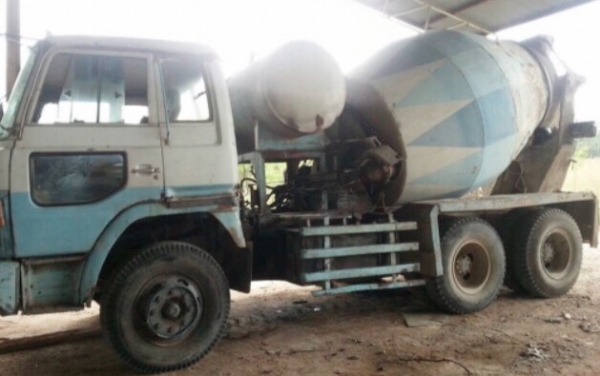 HINO ZM 260 HP EK100 รถโม่ปูน สิบล้อ 2 เพลา โม่ปูน 6 คิวสภาพดีพร้อมใช้งานได้เลยครับ เครื่องยนต์แรงดีเดิมๆภายในเก๋งคอนโซลสวยครบ พวงมาลัยเพาเวอร์ ระบบเบรคทริ๊ปฟี้ ช่วงล่างแน่น คัชซีใหญ่สวยไม่มีแตกบวม ยางสภาพดี 10 เส้นประมาณ 70\% พร้อมใช้งาน เอกสารทะเบียนชุดโ