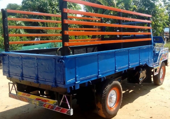 ขายรถอีแต๋น ISUZU ELF 74 แรง เพลาลอย 4 ล้อ กระบะเหล็กคอกไม่ความยาว 3.20 เมตรสภาพดีสวยพร้อมบรรทุกได้เลยครับ เครื่องยนต์แรงดีแห้งดีไม่มีเยิ้ม พวงมาลัยธรรมดา ระบบเกียร์เดิมๆเข้าง่าย ขับขี่คล่องตัวดี ช่วงล่างแน่นคัชซีหน้า 5 ยางสภาพดีประมาณ 60\% พร้อมใช้งาน เอก