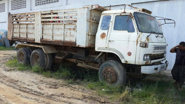 ขายรถบรรทุก 10 ล้อดัมพ์ NISSAN CW 30 225 แรงม้า 2 เพลาสโลว์ดึง ราคา 420000