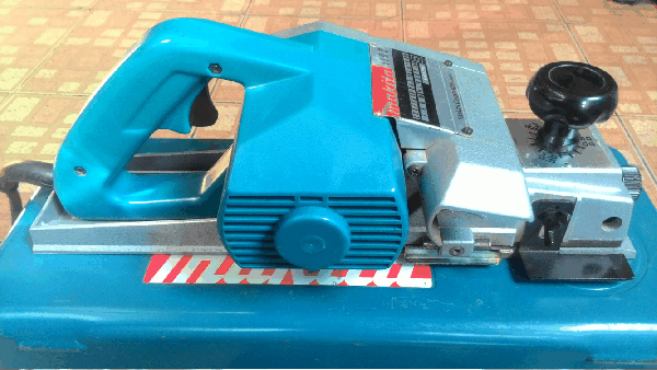 ขายด่วนกบไฟฟ้าหน้า3 MAKATA 1100 750W.16000/min.