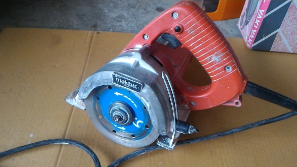 เครื่องตัดคอนกรีต ,ตัดกระเบื้อง Maktec รุ่น MT410 ใช้ตัดคอนกรีต ,ตัดหินแกรนิต ,ตัดหินอ่อน ,ตัดกระเบื้องได้ -ใช้ได้ทั้งกับใบตัดเปียกและ ใบตัดแห้ง