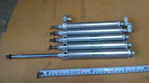 กระบอกสูบนิวเมติก ยี่ห้อ CKD จากญี่่ปุ่น ขนาดโต 20 มม. ระยะเลื่อนเข้า - ออก 125 มม.ทนแรงลมได้ถึง 0.7 MPa. (จัดเป็นชุดละ 5 ตัว )