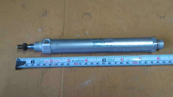 กระบอกสูบนิวเมติก ยี่ห้อ CKD จากญี่่ปุ่น ขนาดโต 20 มม. ระยะเลื่อนเข้า - ออก 125 มม.ทนแรงลมได้ถึง 0.7 MPa. (จัดเป็นชุดละ 5 ตัว )