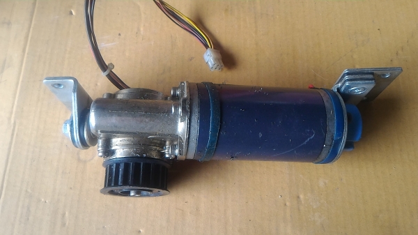 มอเตอร์ DC พร้อมเกียร์ทดรอบแบบทดแล้วแกนทำมุมออกที่ 90 องศา ใช้งานง่ายมาก  ที่ส่วนท้านมีเอ็นโค๊ดเดอร์นับรอบมาให้