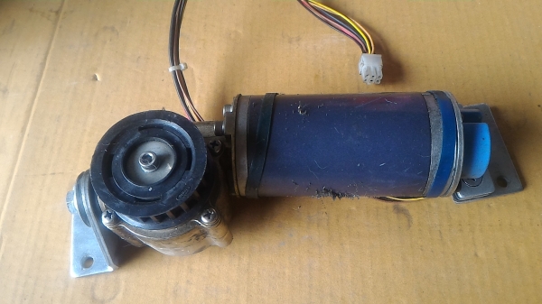 มอเตอร์ DC พร้อมเกียร์ทดรอบแบบทดแล้วแกนทำมุมออกที่ 90 องศา ใช้งานง่ายมาก  ที่ส่วนท้านมีเอ็นโค๊ดเดอร์นับรอบมาให้