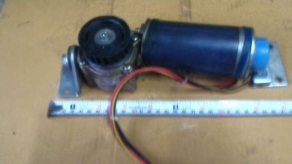 มอเตอร์ DC พร้อมเกียร์ทดรอบแบบทดแล้วแกนทำมุมออกที่ 90 องศา ใช้งานง่ายมาก  ที่ส่วนท้านมีเอ็นโค๊ดเดอร์นับรอบมาให้