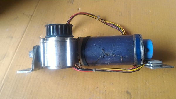 มอเตอร์ DC พร้อมเกียร์ทดรอบแบบทดแล้วแกนทำมุมออกที่ 90 องศา ใช้งานง่ายมาก  ที่ส่วนท้านมีเอ็นโค๊ดเดอร์นับรอบมาให้