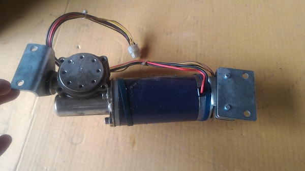 มอเตอร์ DC พร้อมเกียร์ทดรอบแบบทดแล้วแกนทำมุมออกที่ 90 องศา ใช้งานง่ายมาก  ที่ส่วนท้านมีเอ็นโค๊ดเดอร์นับรอบมาให้