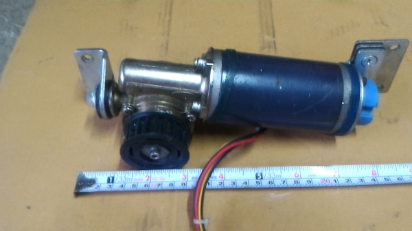 มอเตอร์ DC พร้อมเกียร์ทดรอบแบบทดแล้วแกนทำมุมออกที่ 90 องศา ใช้งานง่ายมาก  ที่ส่วนท้านมีเอ็นโค๊ดเดอร์นับรอบมาให้