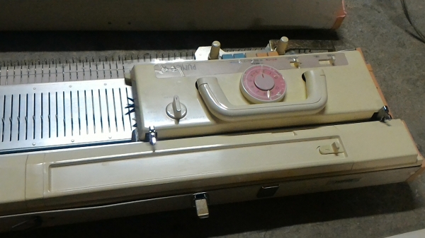 เครื่องทอผ้าของใหม่จาก ญี่ปุ่น ยี่ห้อ brother รุ่น PUNCH 9 เป็นแบบเลือนไลด์ ซ้าย - ขวา ทำงานได้อย่างรวดเร็ว