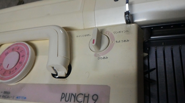 เครื่องทอผ้าของใหม่จาก ญี่ปุ่น ยี่ห้อ brother รุ่น PUNCH 9 เป็นแบบเลือนไลด์ ซ้าย - ขวา ทำงานได้อย่างรวดเร็ว