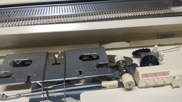 เครื่องทอผ้าของใหม่จาก ญี่ปุ่น ยี่ห้อ brother รุ่น PUNCH 9 เป็นแบบเลือนไลด์ ซ้าย - ขวา ทำงานได้อย่างรวดเร็ว