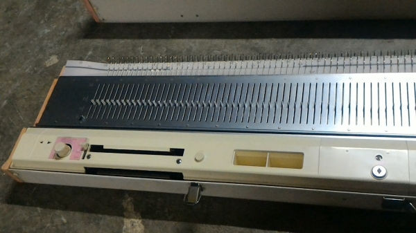 เครื่องทอผ้าของใหม่จาก ญี่ปุ่น ยี่ห้อ brother รุ่น PUNCH 9 เป็นแบบเลือนไลด์ ซ้าย - ขวา ทำงานได้อย่างรวดเร็ว