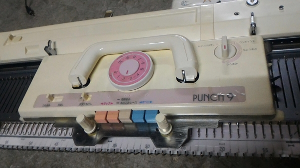 เครื่องทอผ้าของใหม่จาก ญี่ปุ่น ยี่ห้อ brother รุ่น PUNCH 9 เป็นแบบเลือนไลด์ ซ้าย - ขวา ทำงานได้อย่างรวดเร็ว